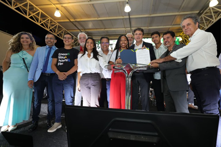 Ministro da Educação entrega reformas e autoriza R$ 25 milhões para obras na UFOB