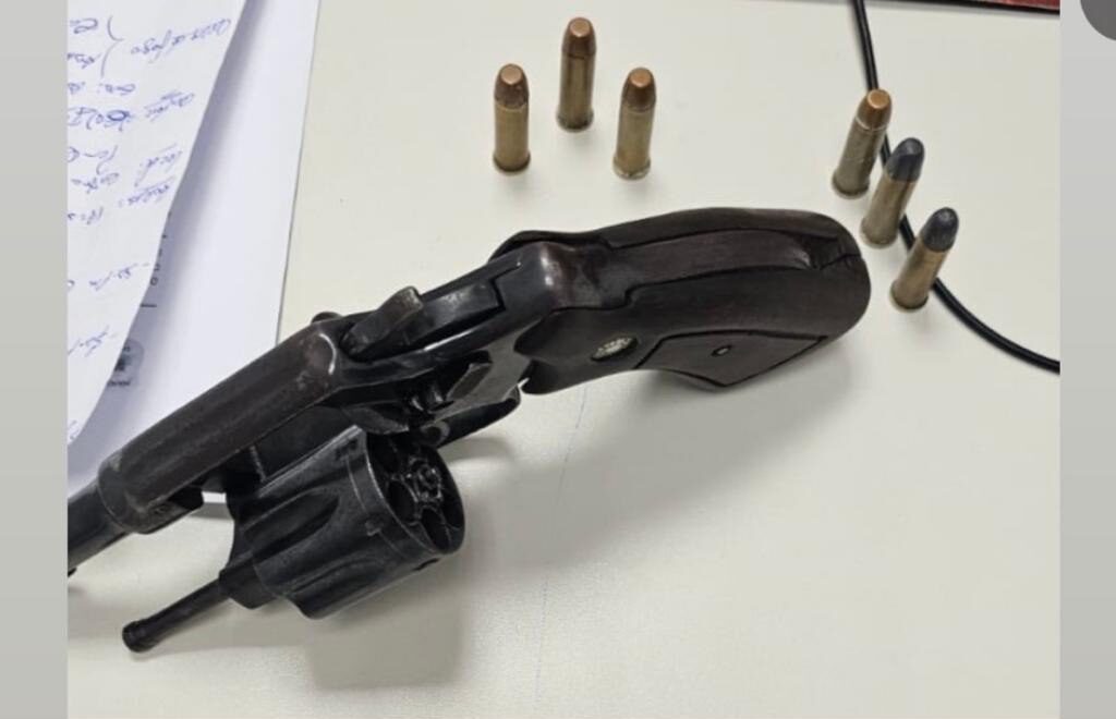 Homem é preso e adolescente apreendido com revólver e veículo roubado em Feira