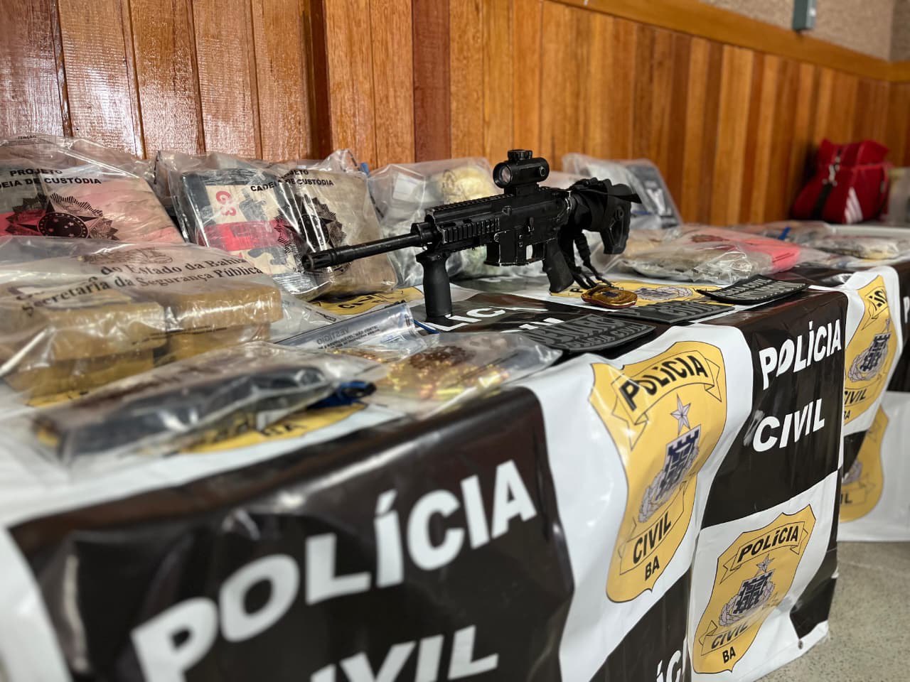 Operação Cavalo de Troia prende 11 suspeitos, apreende fuzil, armas e drogas em Feira de Santana