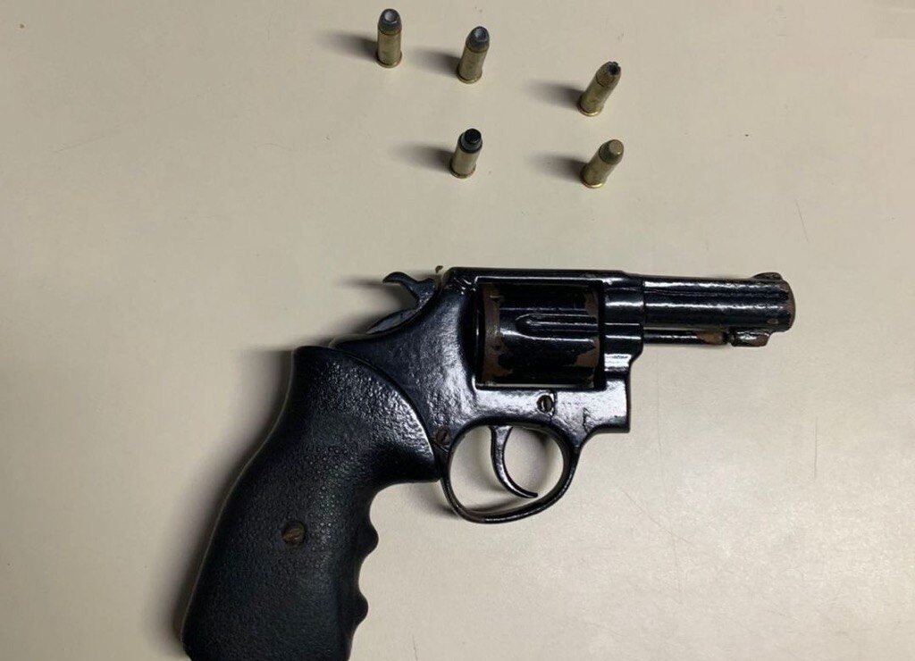 PM prende homem por porte ilegal de arma de fogo no Campo Limpo, em Feira de Santana