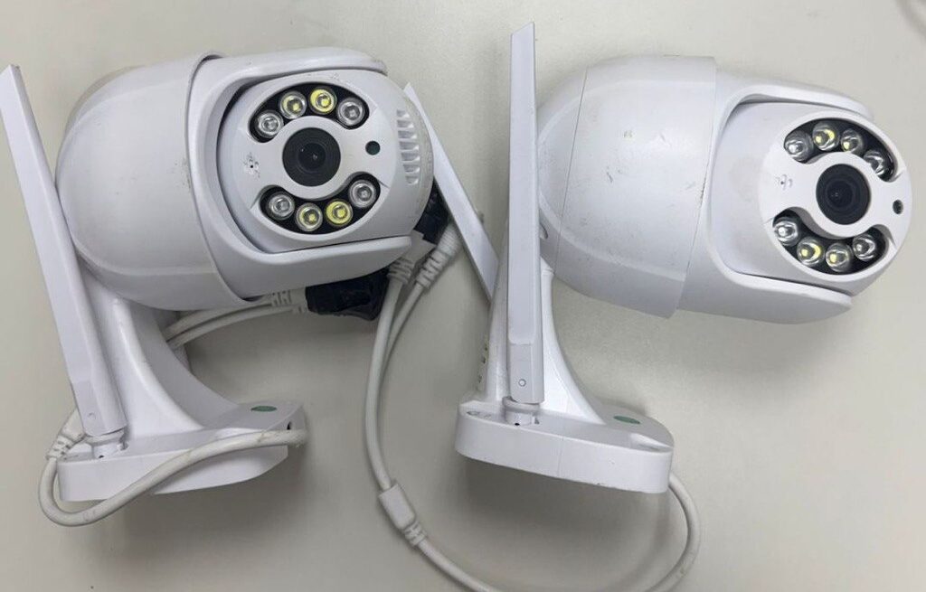 PM remove câmeras de videomonitoramento clandestinas no bairro Jardim Cruzeiro, em Feira de Santana