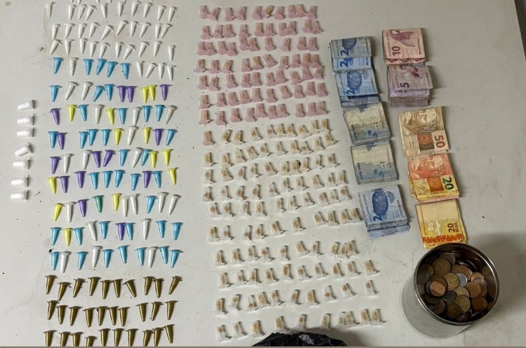 Operação policial apreende drogas e prende suspeita no bairro Rocinha, em Feira de Santana