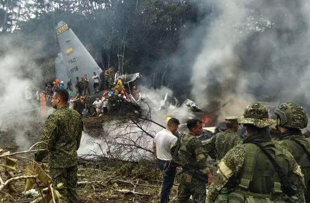 Avião militar cai na Colômbia com mais de 120 pessoas a bordo
