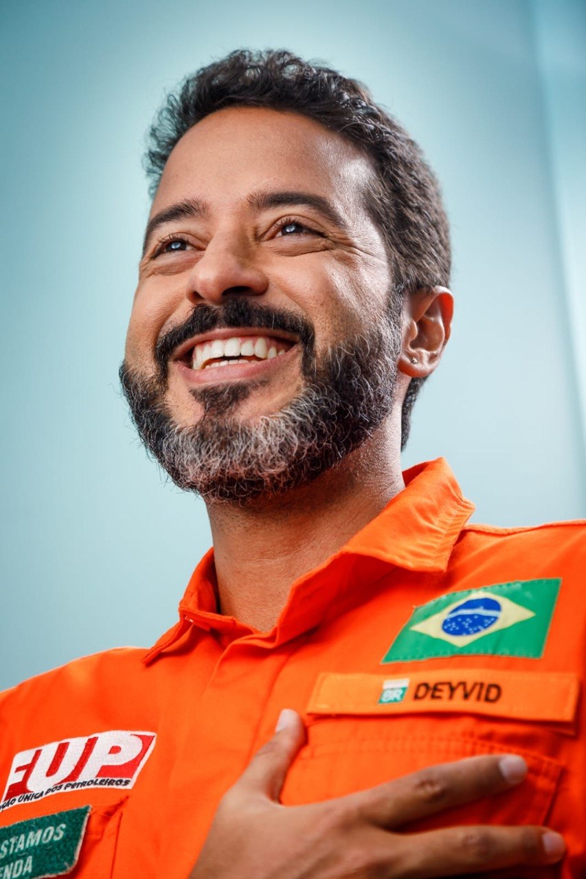 “É preciso que a Petrobras produza muito óleo de peroba para passar na cara de ACM Neto e de Flávio Bolsonaro”, diz Deyvid Bacelar
