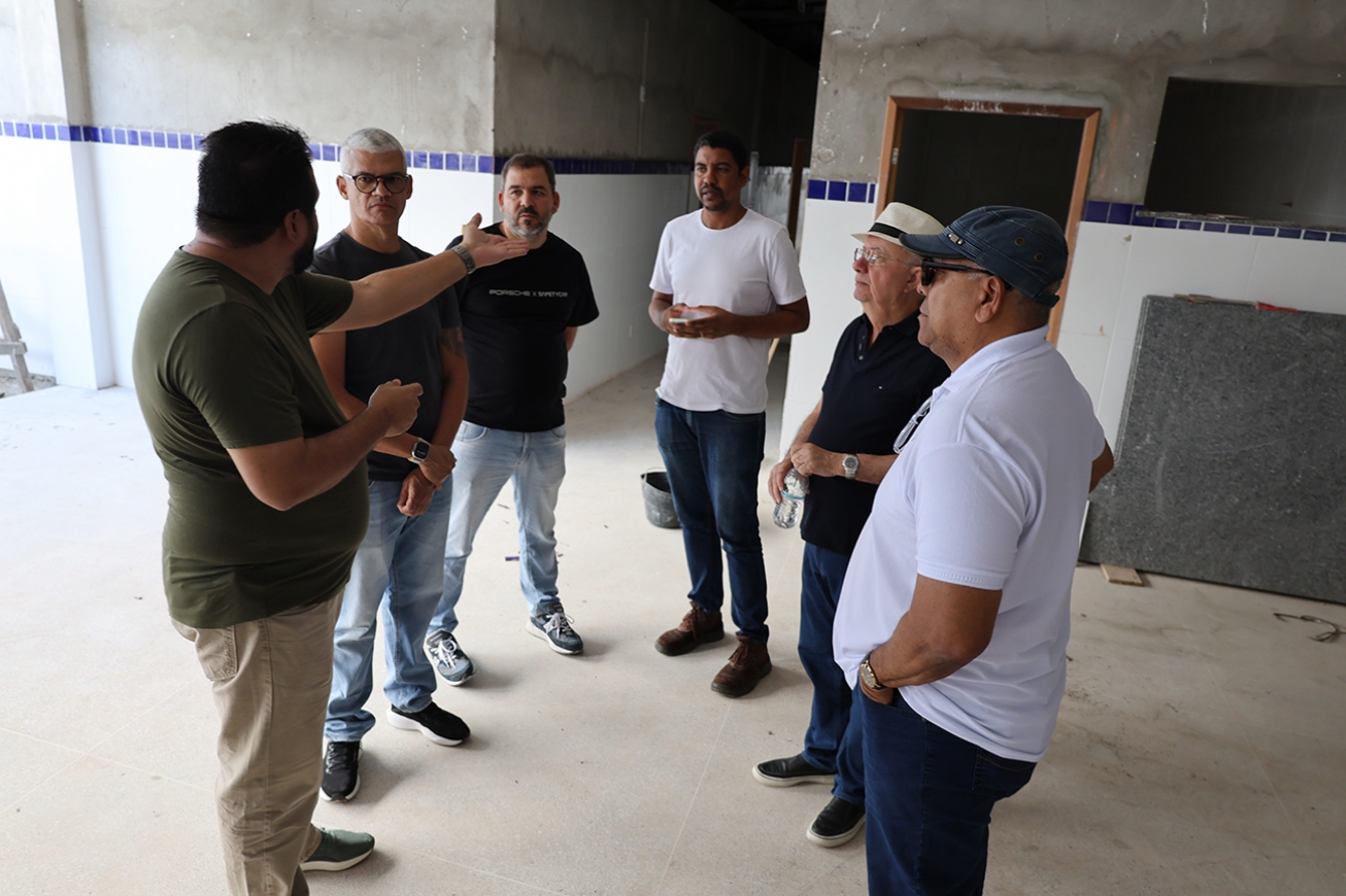 Prefeito vistoria construção da Escola Timóteo Ferreira da Silva; obra atinge 75% de execução