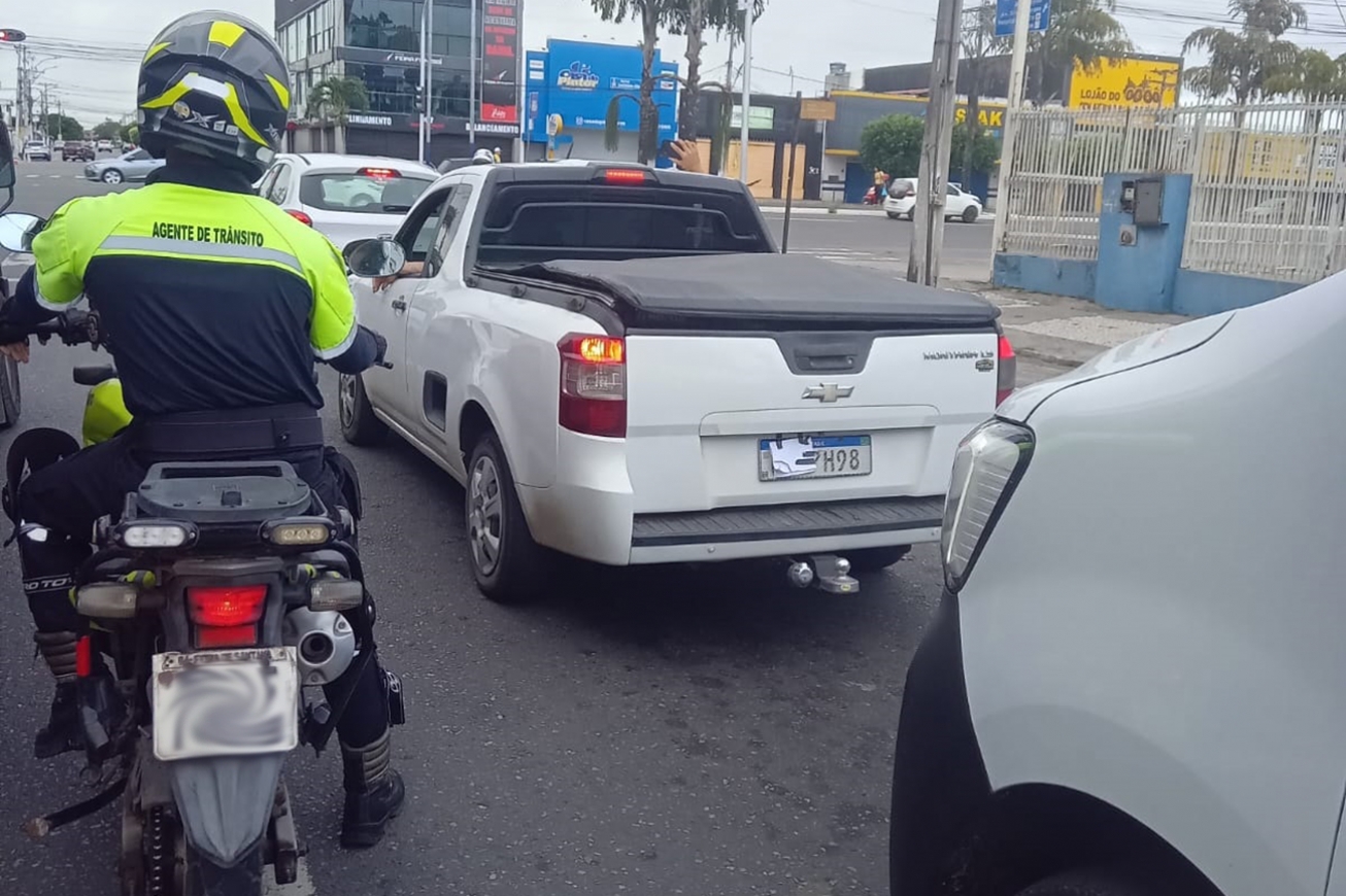 Preso em flagrante motorista de veículo com placa adulterada que atropelou agente de trânsito