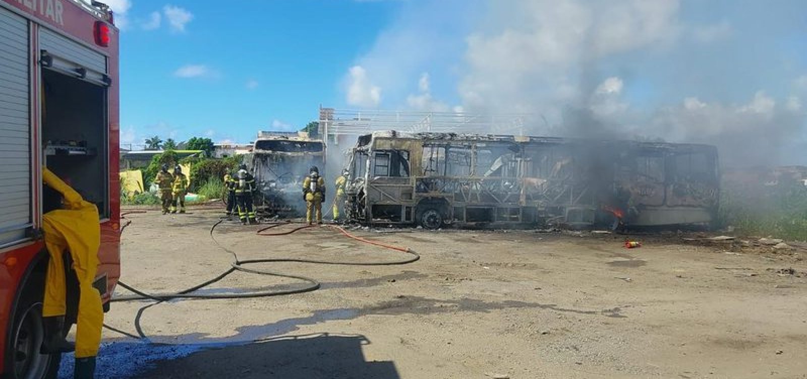 Incêndio destrói ônibus em Lauro de Freitas; transporte escolar será mantido
