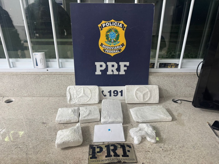 PRF apreende quase 5 kg de cocaína escondidos em ônibus na BR-116