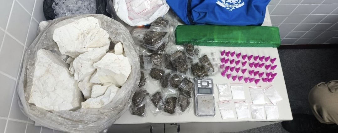 Polícia Militar apreende drogas no bairro Queimadinha, em Feira de Santana