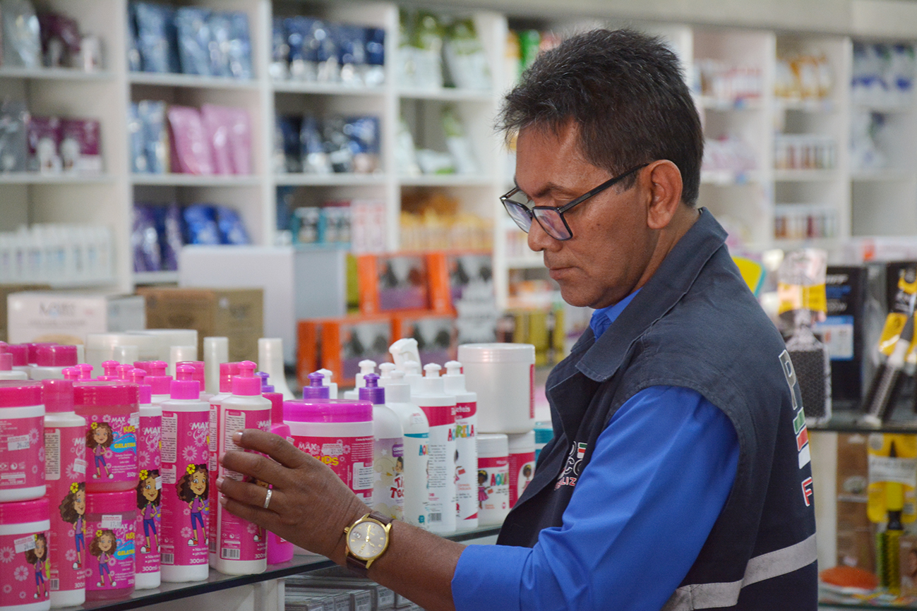 Procon fiscaliza lojas de cosméticos em Feira de Santana