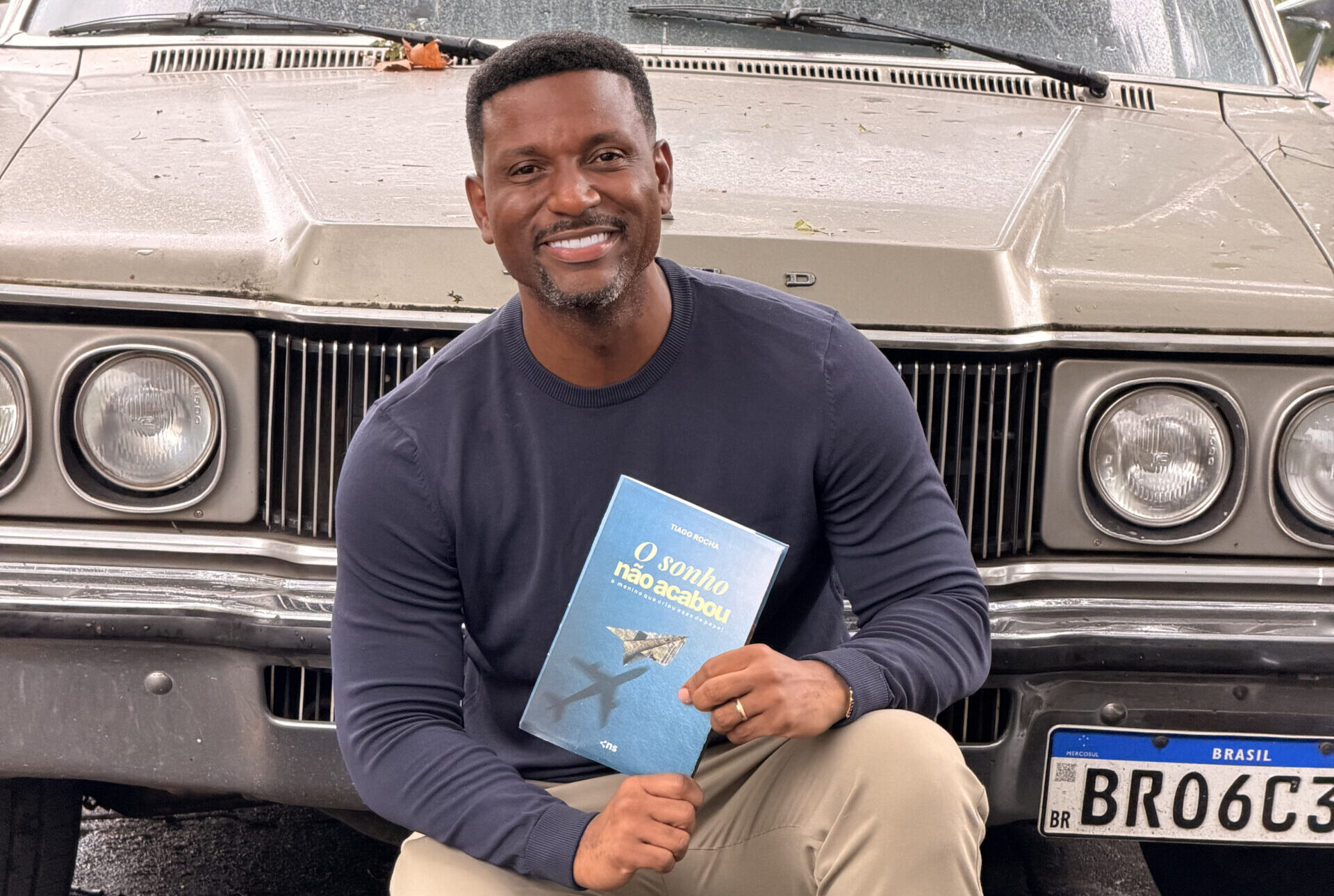 Cineasta e influenciador Tiago Rocha lança livro em Feira de Santana e compartilha trajetória de superação