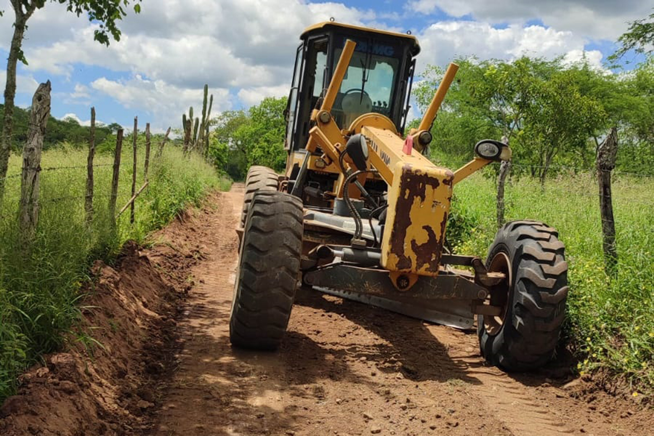 Chuvas provocam paralisação de patrolamento de estrada em alguns distritos de Feira