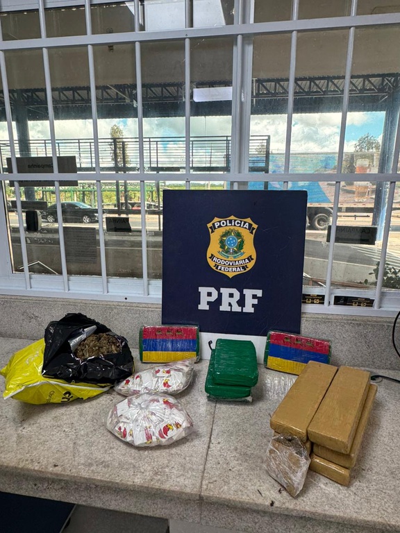 PRF apreende mais de 12 kg de drogas em ônibus na BR-116, no sudoeste da Bahia