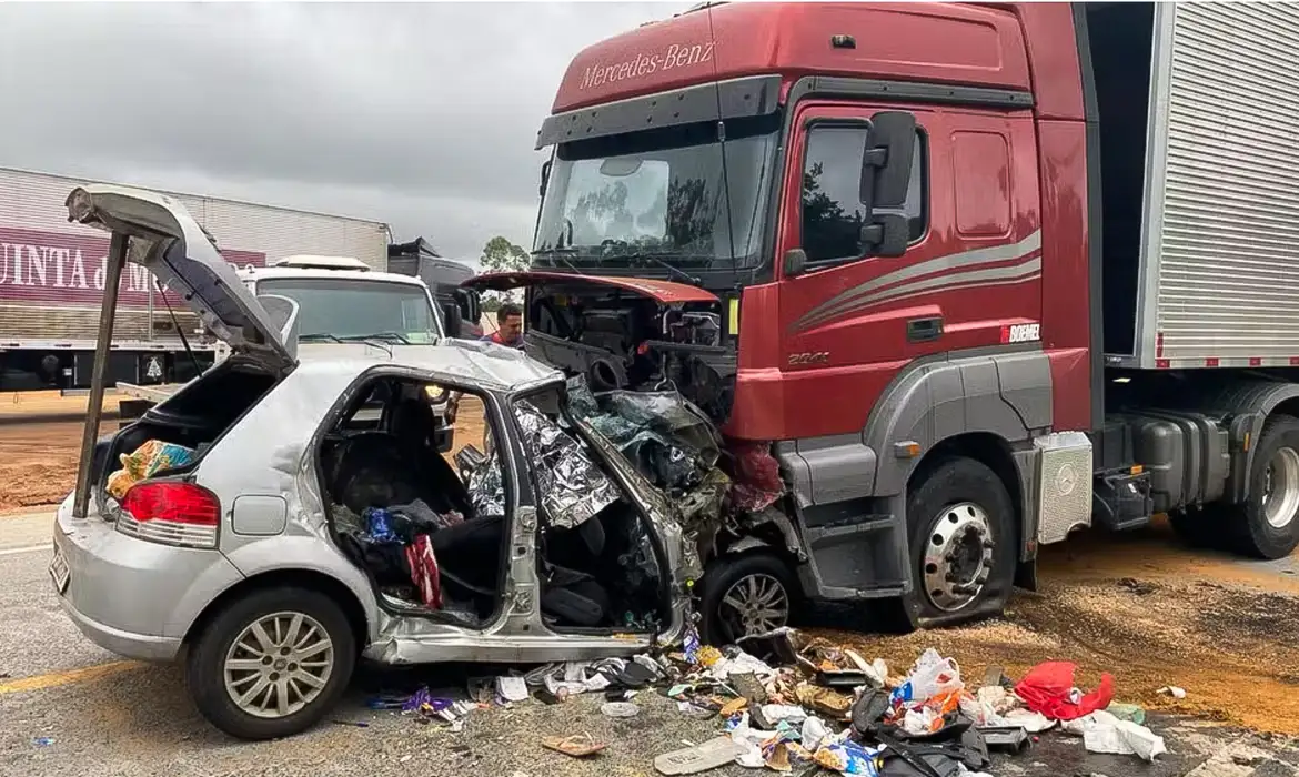 Seis pessoas de família da Bahia morrem em acidente na BR-251 em MG