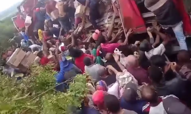 Multidão saqueia carga de leite em pó após carreta tombar em estrada da Bahia