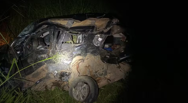 Três homens morrem após batida entre carro e caminhonete em rodovia na Bahia; veículo que vítimas estavam ficou destruído