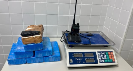 PM realiza apreensão de drogas no bairro Olhos D’água, em Feira de Santana