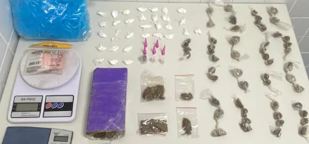 PM apreende drogas e materiais do tráfico no bairro Queimadinha, em Feira de Santana
