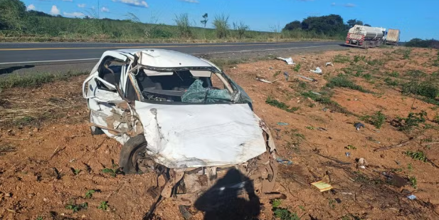 Mulher de 33 anos morre em acidente envolvendo carro e caminhão na BA; bebê ficou ferido