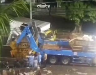 Agente de limpeza morre após caminhão desgovernado bater em veículo de coleta de entulho em Salvador