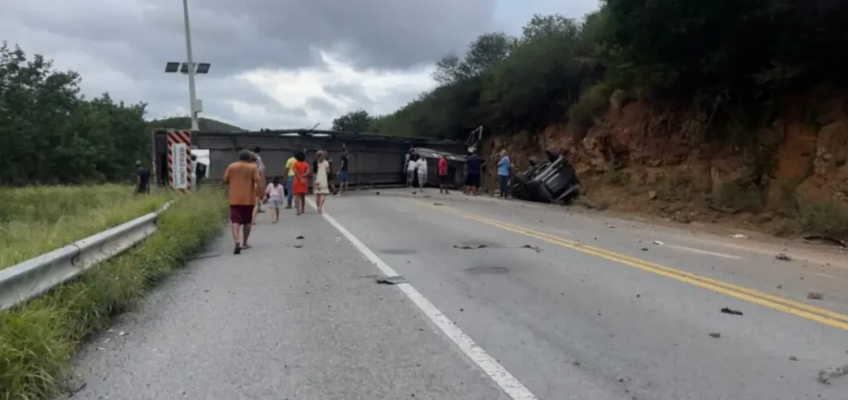 Carreta tomba e interdita totalmente a BR-242 em Itaberaba