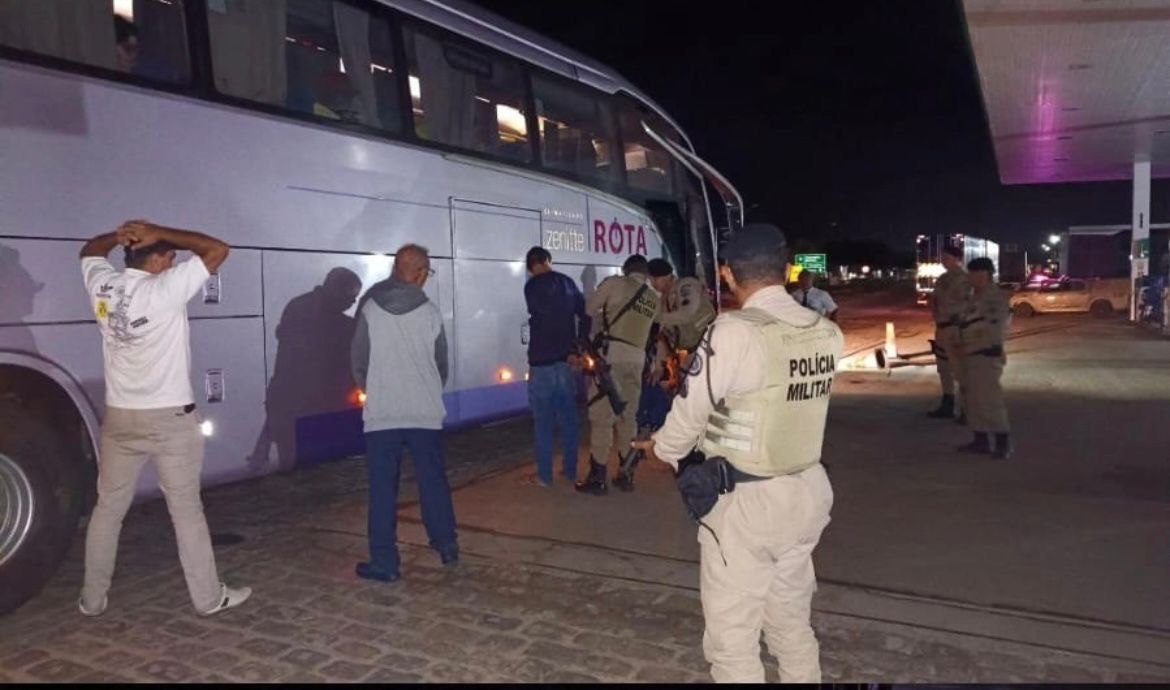 Foragido de Goiás, integrante de facção paulista tenta se esconder na Bahia mas é interceptado em ônibus interestadual
