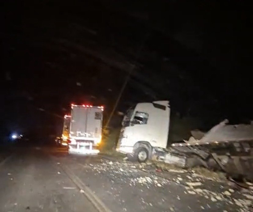 Colisão entre carretas na BR-324 deixa motorista ferido e preso às ferragens