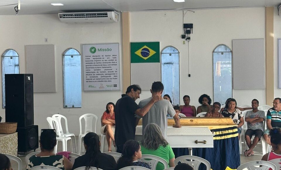 Familiares e amigos prestam últimas homenagens a mãe e filho mortos em acidente em Feira de Santana