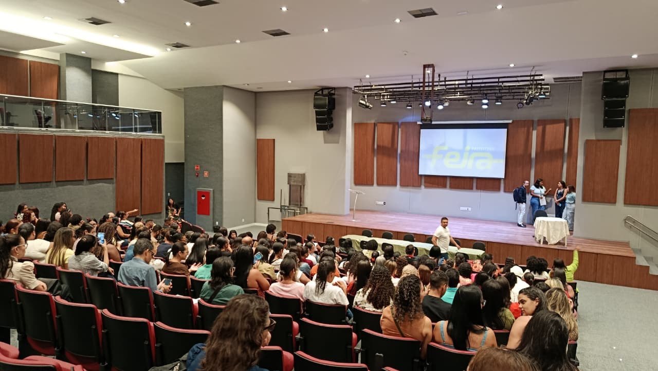 Mais de 200 novos professores assinam contrato e começam a atuar na rede municipal de Feira de Santana