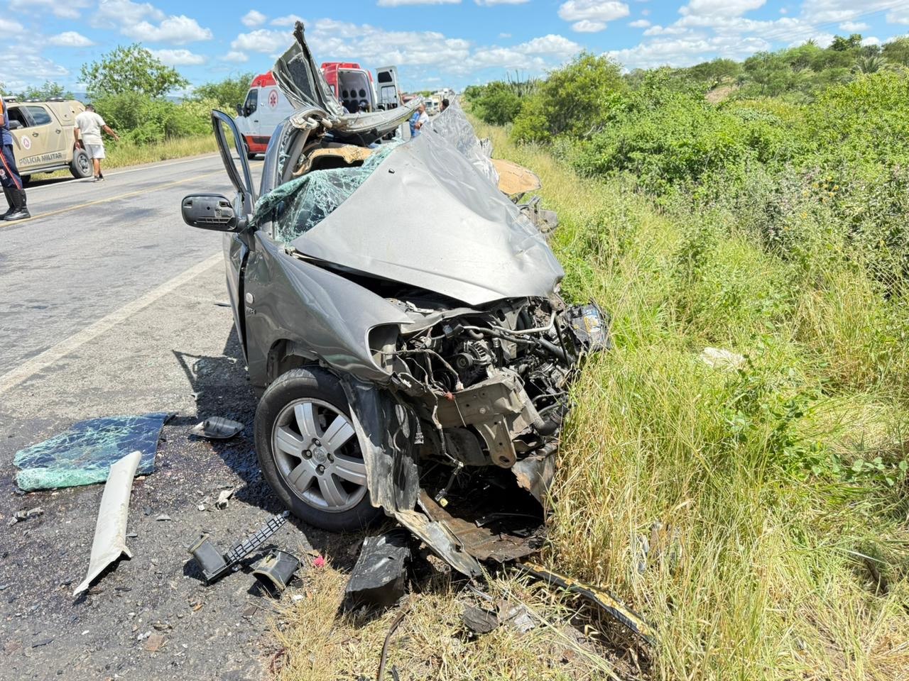Colisão frontal deixa dois mortos na BR-242 e interdita trecho em Rafael Jambeiro