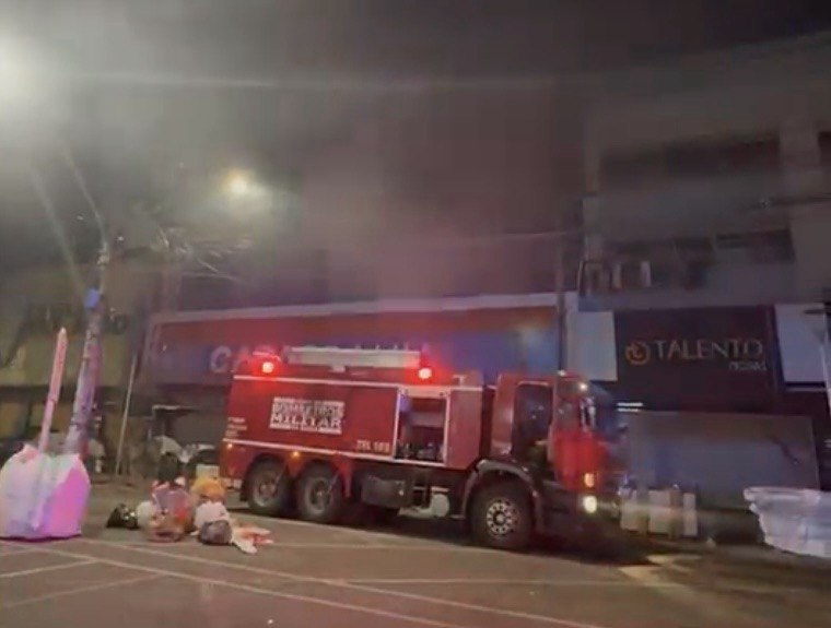 Incêndio de grandes proporções atinge loja no centro de Feira de Santana