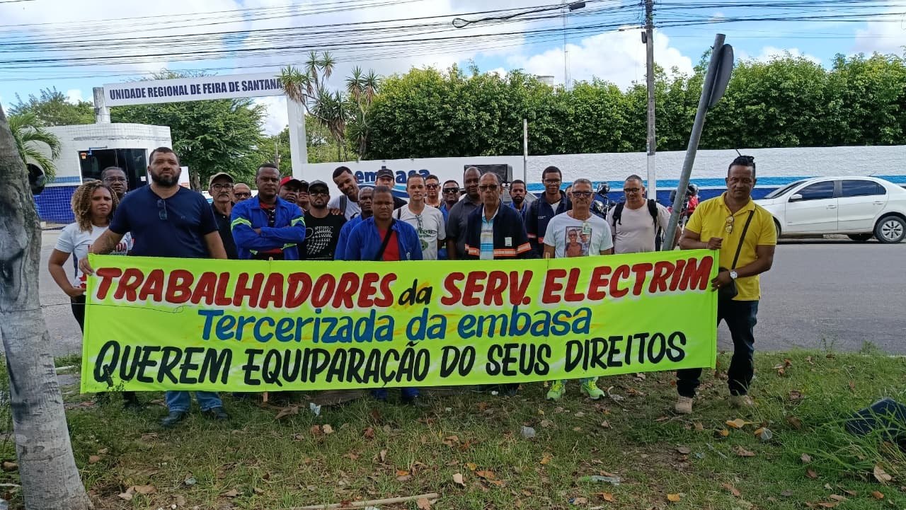 Trabalhadores terceirizados protestam em frente à Embasa e cobram reajuste no vale-alimentação