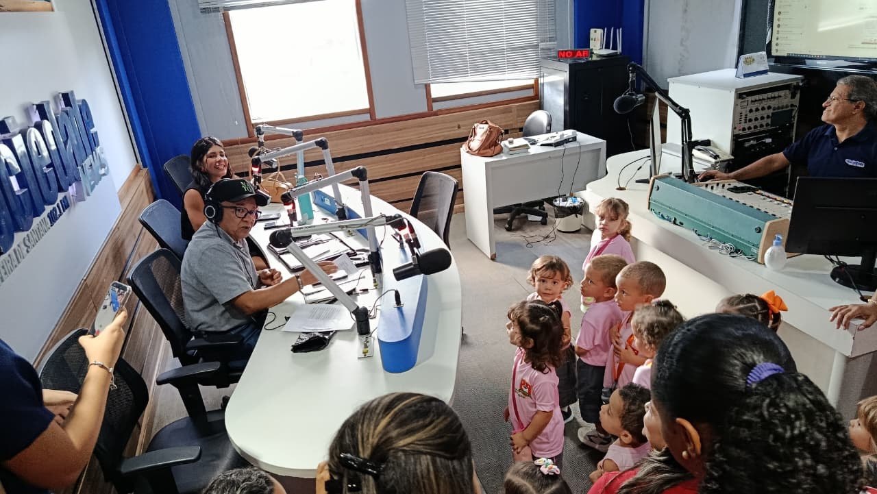 Crianças do Colégio Santo Antônio visitam rádio e vivenciam experiência além da sala de aula