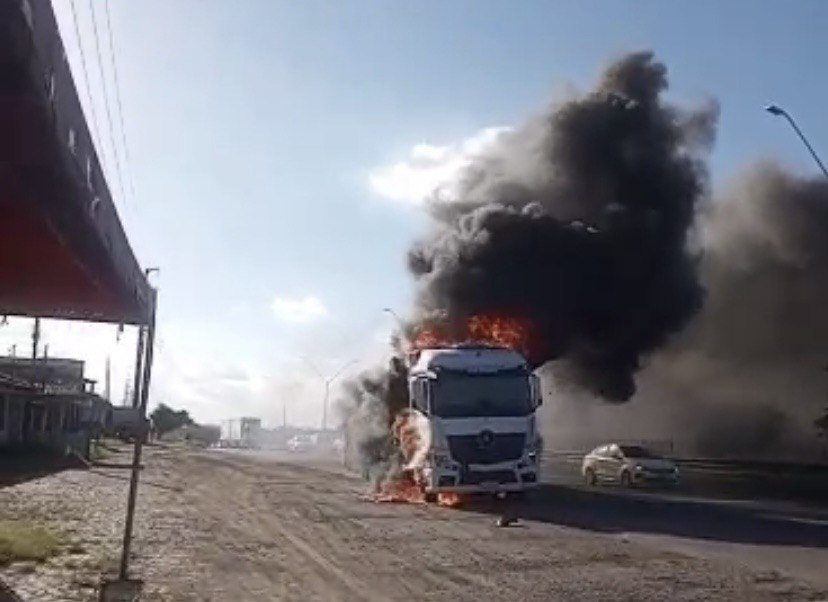 Incêndio em carreta interdita BR-324 no sentido Salvador, em Conceição do Jacuípe
