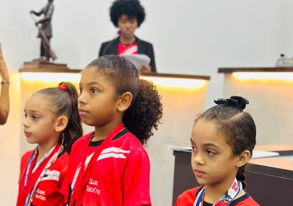 Campeãs do karatê, jovens atletas de Feira de Santana buscam apoio para disputar competição