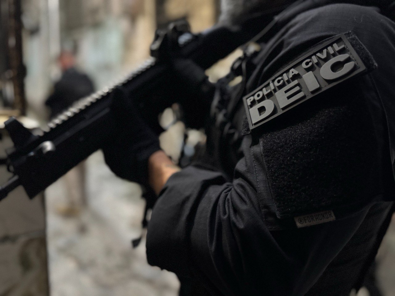 Polícia Civil prende suspeito de participar de grupo criminoso responsável por roubos em ônibus intermunicipais