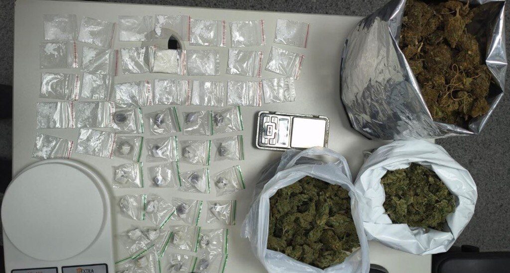Operação de rotina apreende drogas e balanças de precisão em Feira de Santana