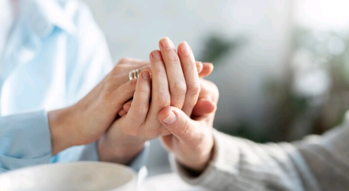 Abril marca conscientização sobre Parkinson e especialistas destacam importância do diagnóstico precoce e reabilitação