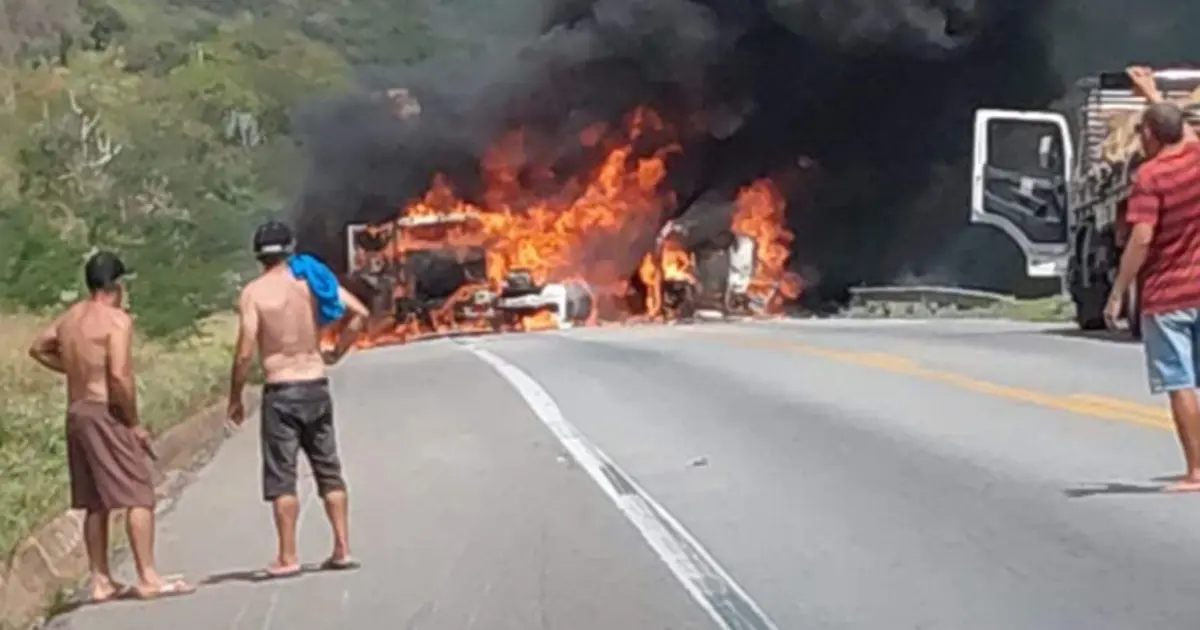 Colisão envolvendo quatro veículos gera incêndio e interdita totalmente a BR-116